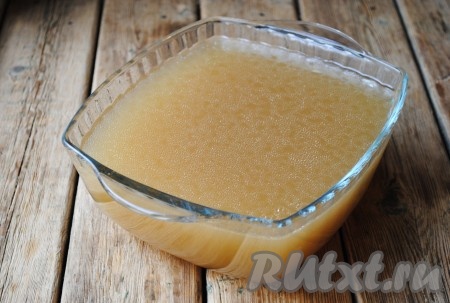 Мясо вынуть из бульона и дать немного остыть. Отвар необходимо процедить не менее двух-трёх раз через марлю или очень мелкое сито.