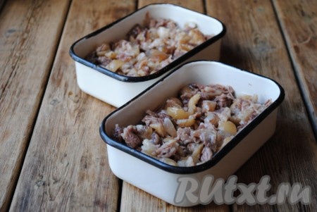 Чеснок очистить и пропустить через пресс. Добавить чеснок к мясу, перемешать и разложить по формам.