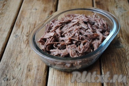 Мякоть говядины разобрать на волокна и добавить к уже нарезанному мясу. 