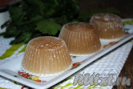 Если остался бульон, его можно заморозить и использовать для приготовления подлив или соусов. Я разливаю такой бульон в силиконовые формы для кексов и замораживаю, храню такую заготовку в морозильной камере.&nbsp;