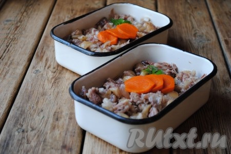 Сверху выложить кружочки варёной моркови и листочки петрушки для украшения.&nbsp;