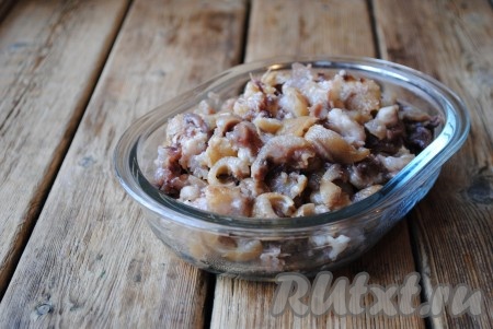 Из свиных ножек убрать все косточки, мясо вместе с кожицей мелко нарезать ножом.&nbsp;