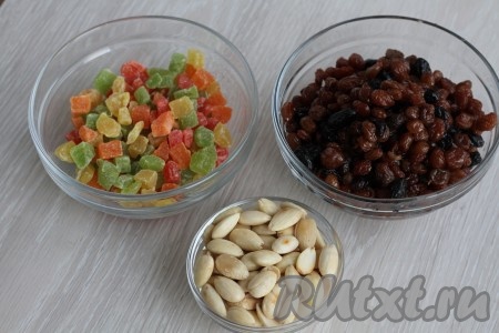 Цукаты нарезать ножом, орехи порубить, с изюма слить жидкость.
