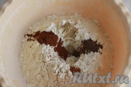 Муку просеять, добавить щепотку соли, пряности, все размешать.
