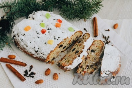 Прогреть духовку до 180 градусов и выпекать рождественский штоллен 45-60 минут. После выпекания выложить штоллен на решетку и сразу же смазать горячим растопленным сливочным маслом и посыпать сахарной пудрой. После остывания завернуть сначала в пергамент, затем в фольгу и хранить в холодном месте. Штоллен можно пробовать через 2 недели.
