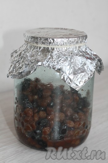 Заранее (за 4-6 часов) подготовить изюм. Для этого залить изюм на пару минут кипятком, затем слить воду и немного обсушить бумажной салфеткой. Сложить изюм в стеклянную посуду (банку), добавить ром (коньяк) и настаивать 4-6 часов (я настаивала 3 дня).