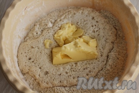 Затем добавить яйцо и мягкое сливочное масло.
