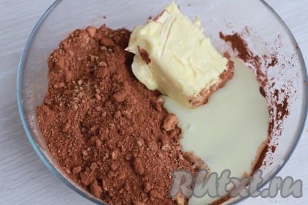 Затем добавить мягкое сливочное масло, сгущённое молоко, ещё раз тщательно перемешать руками. Густоту шоколадной колбаски из печенья регулируйте добавлением сгущёнки. Я советую её добавлять не всю сразу, а постепенно.