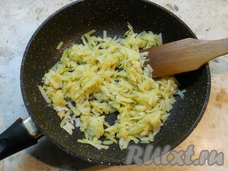 Очищенный вареный картофель натереть на крупной терке и добавить на сковороду к луку, немного посолить и обжарить на среднем огне, помешивая, минуты 3-4.
