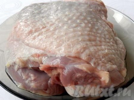 Мясо индейки вымыть и обсушить бумажными полотенцами.