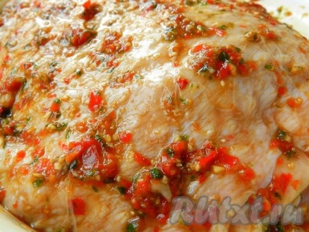 Этой смесью натереть мясо индейки и оставить на несколько часов мариноваться.