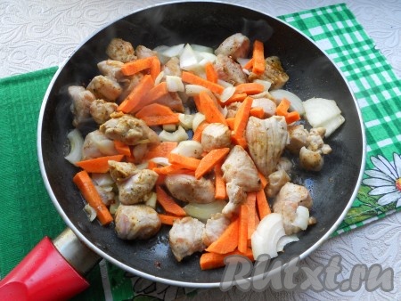 Добавить к мясу нарезанный кусочками репчатый лук и нарезанную брусочками свежую морковь. Посолить и обжаривать, помешивая, минут 5-7.

