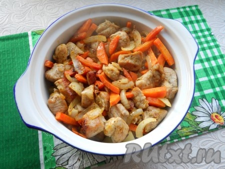 Сверху картофеля выложить свинину с обжаренными овощами.
