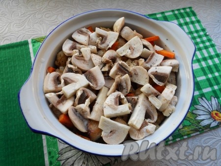 Сверху мяса выложить нарезанные на 4-6 частей свежие шампиньоны, еще немного посолить, поперчить и влить бульон.
