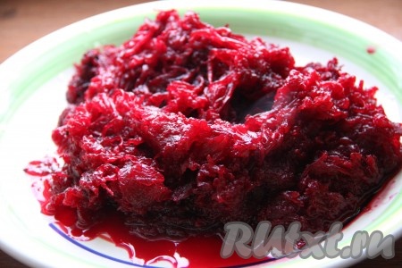 Свеклу натереть на мелкой терке.
