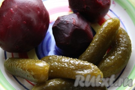 Свеклу хорошо вымыть, сложить в кастрюлю, залить водой и сварить до готовности, затем остудить и очистить.
