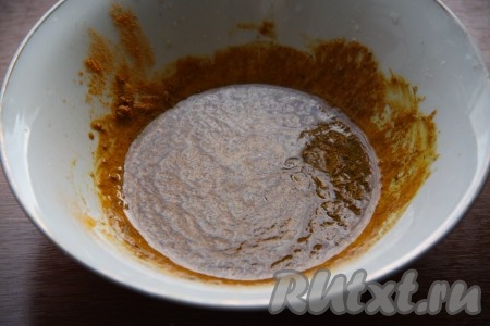 Отдельно смешать соевый соус, куркуму, кориандр и острый красный перец.