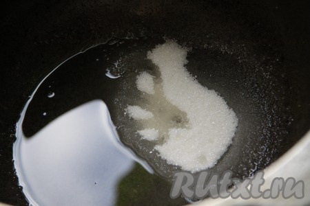 Отдельно в казанке смешать сахар и растительное масло. Отправить казанок на газ и подержать на небольшом огне до растворения сахара. При этом не забывайте помешивать нашу карамель, чтобы она не подгорела и не приобрела горьковатый вкус.

