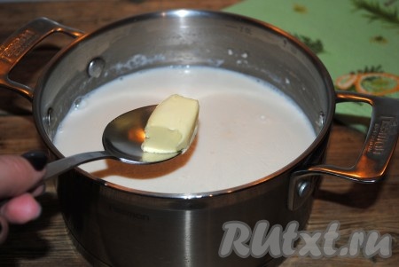 Добавить в суп сливочное масло и перемешать. Если кто-то в Вашей семье не очень любит вкус сливочного масла, то его можно добавлять индивидуально по тарелочкам. 