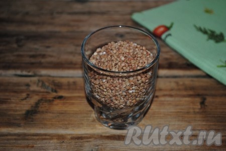 Перебрать гречневую крупу и промыть до прозрачности воды. &nbsp;
