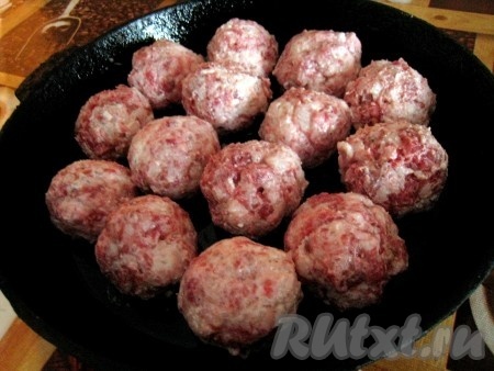 Пока готовится тушеная капуста, приготовим тефтели. В кастрюлю положить фарш, сваренный до полуготовности рис, паприку, черный молотый перец,&nbsp; соль и хорошо перемешать. Затем сформировать мясные тефтели и выложить их на сковородку или в форму для запекания, смазанную растительным маслом.
