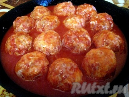 Залить тефтели томатным соком и поставить в разогретую до 200 градусов духовку на 20-30 минут.

