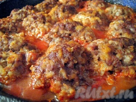 Примерно через 1 час капуста протомилась, к этому времени и тефтели подоспели.
