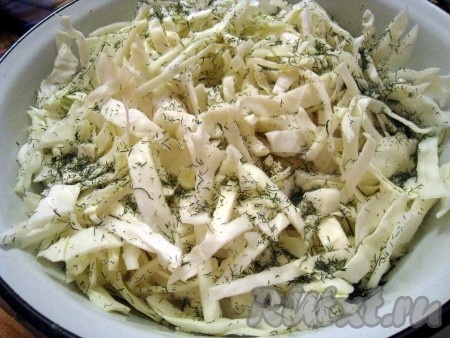 Вначале приступим к приготовлению гарнира. Нашинковать капусту (не тонко), посолить, добавить укроп.

