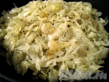 Поставить капусту тушиться на сковороде с растительным маслом и небольшим количеством воды (50-100 мл) под крышкой на среднем огне. Капуста будет тушиться около 1 часа, иногда её нужно перемешивать.
