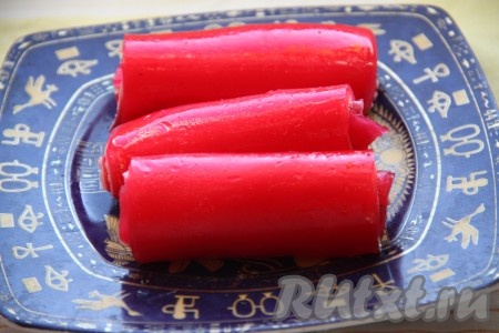 Когда масса охладится и застынет, свернуть ее в рулет. Я разрезала застывшую массу на три части и каждую часть скрутила в плотный рулетик, помогая кулинарной лопаткой. Можно закрутить полностью одним рулетом, но &nbsp;это будет сделать сложнее, чем частями.
