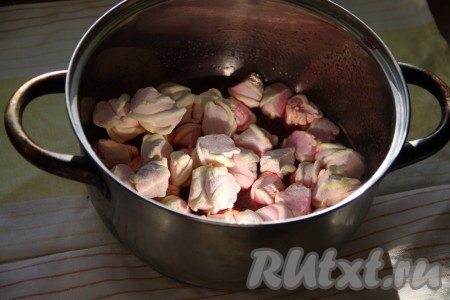 Когда желе растворится, добавить маршмеллоу, предварительно разрезанное пополам.
