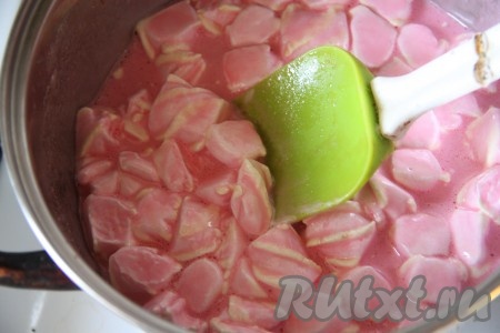 Отправить массу на маленький огонь и дать раствориться маршмеллоу, не давая массе закипеть.
