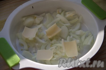 Лук нарезать и выложить в форму для запекания, перемешав его со сливочным маслом. На этом этапе можно сырой лук предварительно обжарить на этом же сливочном масле и добавить уже обжаренным в форму.