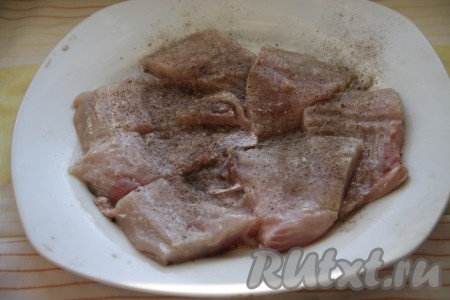 Карпа разделать на филе, очистить от костей и нарезать на порционные кусочки. Взбрызнуть рыбу лимонным соком и оставить минимум на 1 час, максимум - на ночь (если оставляете на ночь, отправьте рыбу в холодильник). Лимон уберет своеобразный запах речной рыбы. После поперчить рыбку и посолить по вкусу.