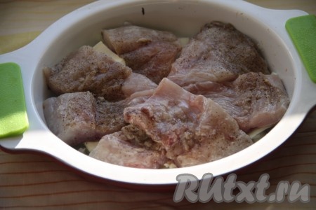 На лук выложить филе карпа и отправить в разогретую духовку на 15-20 минут. Запекать при температуре 180 градусов до золотистого цвета.
