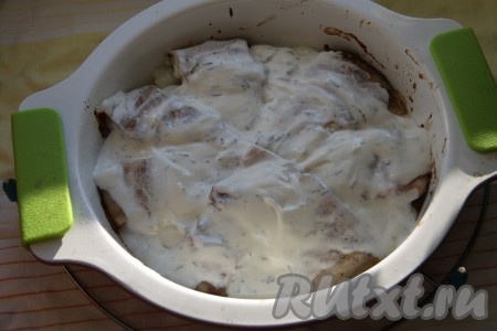 Отдельно смешать сметану с мукой, слегка присолить. Достать форму с карпом, залить сметаной и отправить в духовку еще на 10-15 минут.