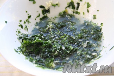 Петрушку моем, убираем лишнюю воду, мелко режем, добавляем пропущенный через пресс чеснок и растительное масло, растираем массу в ступке (получившаяся смесь называется "саламур"). Если вы планируете всю массу добавить в кастрюлю с ухой, добавьте примерно 50 миллилитров растительного масла. Если вы будете добавлять каждому в тарелку, возьмите масла больше, примерно, 100 миллилитров.