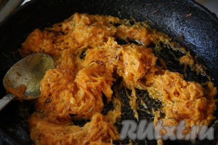 Отдельно в разогретой сковороде на растительном масле обжариваем морковь с луком (если лук вы не использовали целиком во время добавления рыбы) до золотистого цвета. К обжаренным овощам добавляем сметану и тушим зажарку 1 минуту.