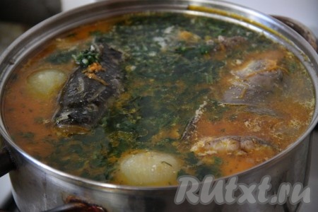 К готовой ухе добавляем зажарку и саламур из петушки с чесноком. На этом этапе можно добавить весь саламур прямо в кастрюлю или добавлять его каждому в тарелочку.