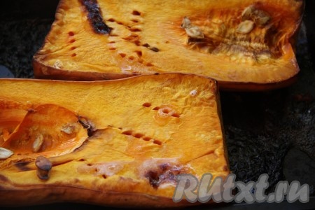 Тыкву, разрезав пополам или на кусочки, запечь в разогретой духовке при температуре 180 градусов до мягкости. Время запекания зависит от сорта и размеров кусочков тыквы.