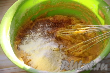 Добавить муку, корицу, разрыхлитель, мускатный орех и кориандр, цедру лимона и перемешать, тесто получится густым.
