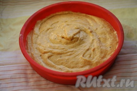 Вылить тесто в форму для выпечки, смазанную маслом, и отправить в горячую духовку. Я выпекала в силиконовой форме диаметром 22 сантиметра (силиконовую форму можно не смазывать маслом).
