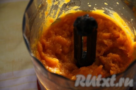 Мягкую запеченную тыкву очистить от кожуры и семечек, а затем измельчить в блендере. Для этого пирога нам понадобится 250 грамм тыквенного пюре.
