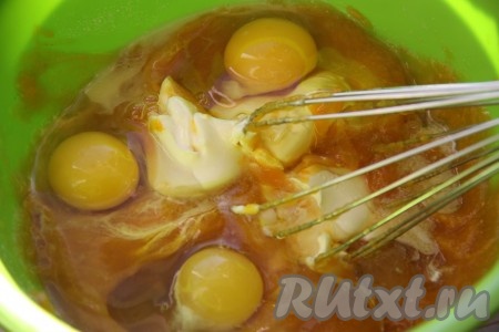 Добавить в полученную массу яйца и мягкое сливочное масло, все хорошенько взбить.
