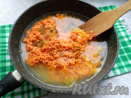 Влить в сковороду воду комнатной температуры.