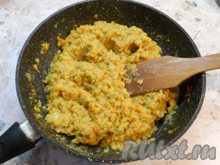 А вот так - еще через 5 минут. Возможно, нужно будет долить немного воды. В самом конце готовки кашу посолить по вкусу и перемешать.
