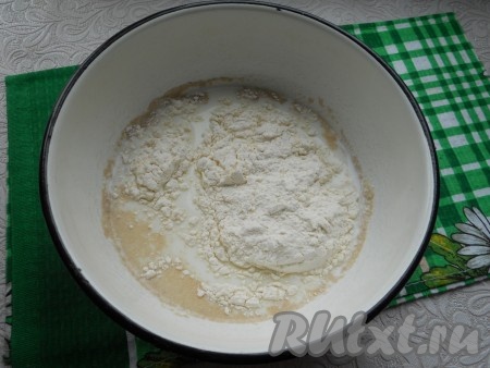 Первым делом нужно приготовить блины. Для этого: в теплое молоко всыпать дрожжи и половину муки. Хорошо перемешать и оставить в теплом месте на 40-50 минут.