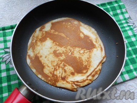 Далее выпекать блины обычным способом, до румяности с двух сторон. Сковороду немного смазывать растительным маслом.