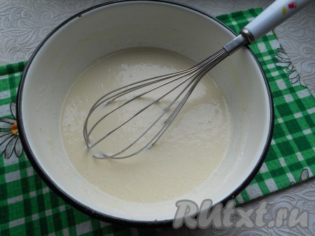 Затем дрожжевую смесь смешать с яичной, всыпать оставшуюся муку, замесить венчиком однородное блинное тесто.