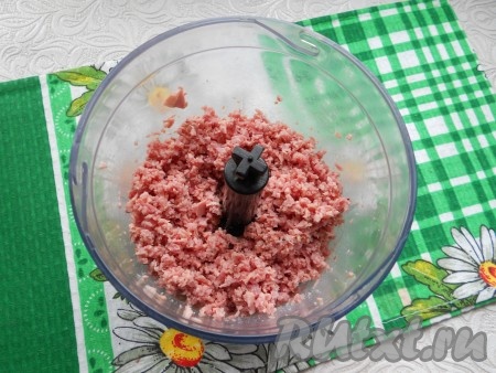 Колбасу нарезать, поместить в чашу блендера, измельчить. Можно перекрутить на мясорубке.
